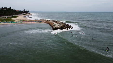 Ein-Surfer-Mit-Einem-Grünen-Longboard-Erwischte-Eine-Welle,-Ritt-Darauf-Und-Stürzte-Am-Ende