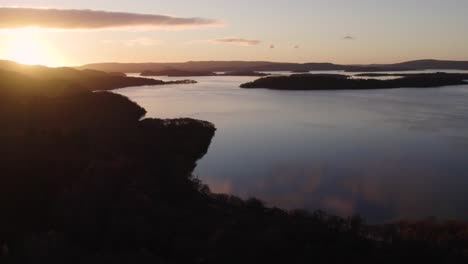 Sonnenaufgang-über-Dem-Loch-Lomond-Und-Dem-Weiteren-Loch-Lomond-Und-Dem-Trossachs-nationalpark-In-Schottland-Im-Herbst