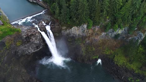 Aerial-of-Snoqualmie-Falls-amidst-a-lush-forest-in-Washington-State