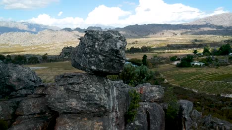 Rocky-Mountain-range-with-interesting-rock