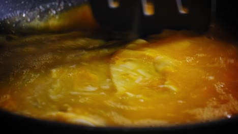 Cocinar-Huevos-Revueltos-Frescos-En-Una-Sartén