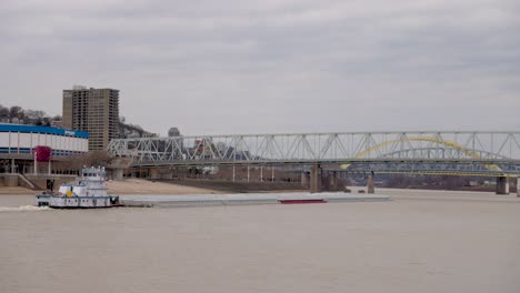 Slow-moving-barge-on-the-Ohio-River-in-Cincinnati,-Ohio