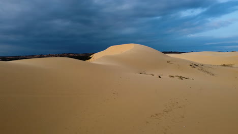 Stunning-white-sand-dunes-with-moody-sky-in-Mui-Ne,-Vietnam
