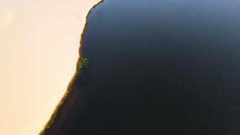 Malerische-Weiße-Sanddünen-Neben-Einem-Süßwassersee,-Südvietnam