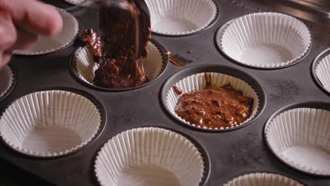 Schokoladen-Haferkuchen-Mischung-In-Eine-Backform-Mit-Backpapier-Gießen