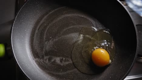 Cocinar-Huevos-Frescos-En-Una-Sartén-Por-La-Mañana