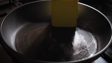 Koch-Fettet-Heiße-Bratpfanne-Mit-Butter-Ein