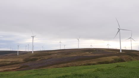 Turbinas-Eólicas-Girando-Frente-Al-Cielo-Nublado-Generando-Electricidad-Renovable