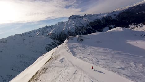 Tauchen-Sie-Schneebedeckte-Berge-Und-Skipisten-In-Den-Schweizer-Alpen-Hinunter,-Fpv-drohnenaufnahmen-Aus-Der-Luft