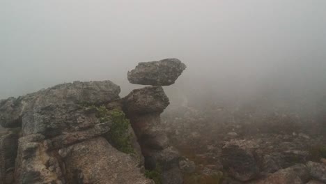 Roca-De-Equilibrio-En-Montañas-Nubladas