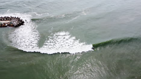 Luftaufnahme-Eines-Nicht-Erkennbaren-Surfers,-Der-In-Der-Mittleren-Welle-Abstürzt