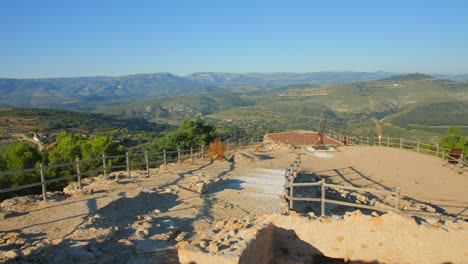 Blick-Auf-Die-Reste-Einer-Mittelalterlichen-Burg-In-Culla,-Spanien-Mit-Einem-Schönen-überblick-über-Die-Landschaft-An-Einem-Hellen-Sonnigen-Morgen