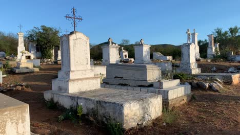 Una-Tumba-Al-Mediodía-En-Un-Cementerio-De-La-Ciudad-De-Triunfo-Baja-Mexico