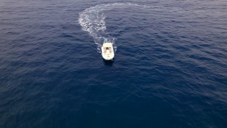 Drone-Dando-Vueltas-Alrededor-De-Un-Bote-Pequeño-En-El-Mar-Mediterráneo