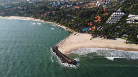 Große-Weiße-Wellen,-Die-An-Einem-Ruhigen,-Sonnigen-Tag-Am-Weißen-Sandstrand-In-Der-Nähe-Des-Touristischen-Sealinks-Beach-Vietnam-Rollen