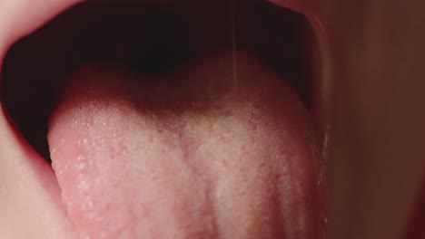 Nahaufnahme-Des-Mundes-Eines-Kindes,-Während-Er-Seine-Zunge-Herausstreckt