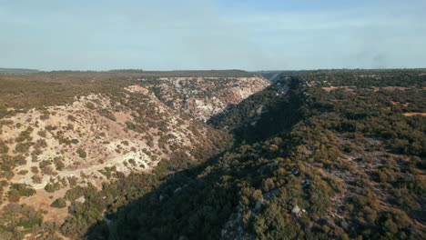Drohnenflug-Durch-Ausgetrockneten-Fluss-Auf-Zypern