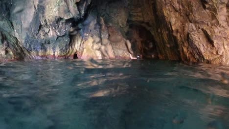Schnorchler-Schafft-Es-Zurück-Zum-Ende-Einer-Meereshöhle-Auf-Den-Britischen-Jungferninseln