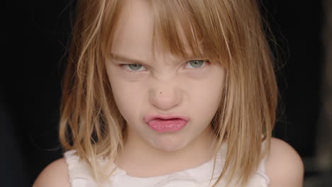 Porträt-Eines-Kleinen-Mädchens,-Das-Einen-Wütenden-Ausdruck-Macht