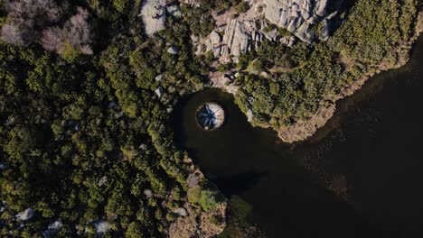 Luftbild-Von-Oben-Nach-Unten-Auf-Einen-Trichter-In-Einem-See-In-Serra-Da-Estrela,-Portugal