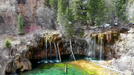 Der-Hängende-See-Und-Die-Wasserfälle-Im-Glenwood-Canyon,-Colorado