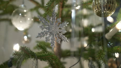 Weihnachtsbaum-Geschmückt-Mit-Glänzenden-Spielzeugen-Und-Girlanden,-Nahaufnahme-Umlaufbahn-Geschossen