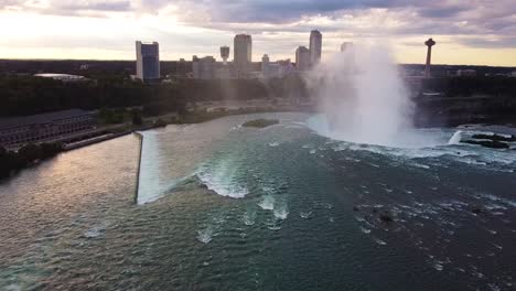 Luftaufnahme-Des-Niagara-Flusses-über-Den-Horseshoe-Falls-Kanada