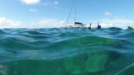 Mujer-Buceando-Nadando-Por-La-Lente-De-Vista-De-Burbuja-Dividida-En-Las-Islas-Vírgenes-Británicas