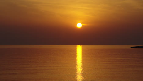Bootsfahrt-Bei-Sonnenuntergang-Im-Mittelmeer