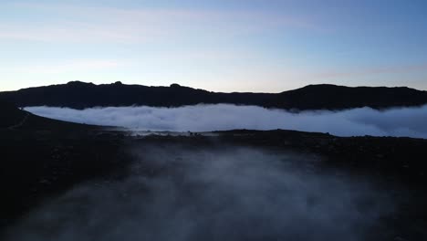 Luftaufnahme-Eines-Schönen-Nebligen-Felsigen-Landgebirgstals-Nach-Sonnenuntergang