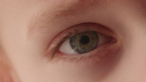 Makro-Nahaufnahme-Des-Blauen-Auges-Eines-Kleinen-Kindes