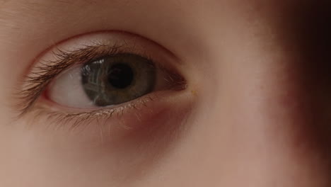 Nahaufnahme-Des-Blauen-Auges-Eines-Kindes,-Das-Sich-öffnet-Und-Schließt