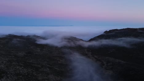 Vista-Aérea-De-Un-Hermoso-Valle-Neblinoso-De-Montaña-Rocosa