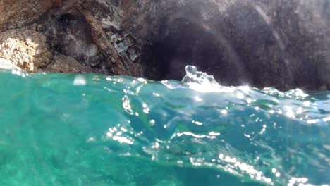 Schwimmen-In-Richtung-Einer-Höhle-Auf-Den-Britischen-Jungferninseln
