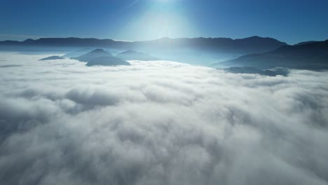 Drohnenluftaufnahme,-Die-über-Himmlisch-Schönen-Sonnigen-Wolken-Fliegt,-Sonnenaufgang-Mit-Bergkette-Im-Hintergrund