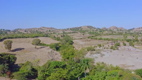 Luftüberführung-Ländliche-Hügellandschaft-Von-Elias-Pina-Und-Grenze-Zu-Haiti-Bei-Sonnenlicht