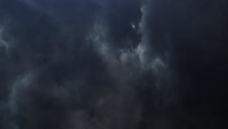 Nubes-De-Tormenta-Con-Relámpagos-En-El-Cielo-4k