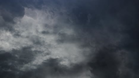4K-dark-sky-and-moving-clouds,-thunderstorm