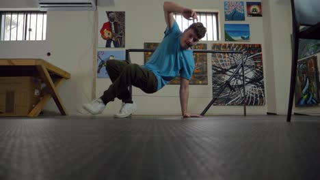 Jugend-Betritt-Shot-Breakdance-Sechs-Schritte--Und-Kaffeemühlen-Übungen