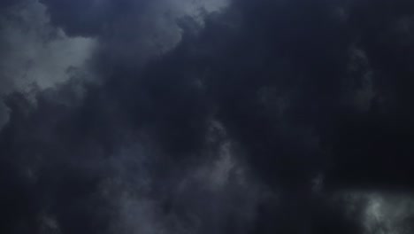 Pov-Blitze-In-Gewitterwolken-4k