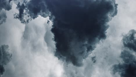 Dunkle-Wolken-Am-Himmel-Mit-Dunklem-Gewitter-4k