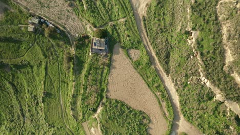 Luftaufnahme:-Aufnahme-Von-Ackerland-In-Der-Nähe-Der-Maltaischen-Küste-Von-Oben-Nach-Unten