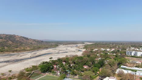 Trockener-Fluss-Rio-Cravo-Sur-Schlängelt-Sich-An-Einem-Sonnigen-Tag-Durch-Die-Berge-Neben-Der-Stadt-Yopal-In-Kolumbien