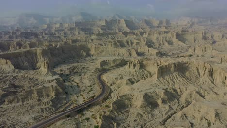 Luftaufnahme-Der-Epischen-Trockenen-Berglandschaft-Von-Belutschistan-Mit-Durchgehender-Straße