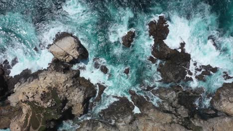 Ocean-Waves-Crashing-Against-Rocky-Coast-Of-Big-Sur-In-Monterey,-California