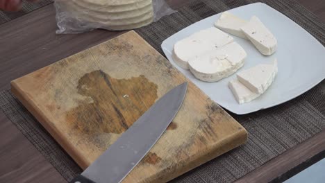 Käse-Wird-Auf-Einem-Tisch-Geschnitten