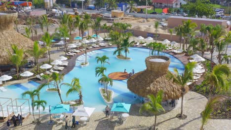 Luftaufnahme-Des-Resorts-Mit-Strohgedeckten-Hütten,-Schwimmbad-Und-Palmen-In-Taino-Bay,-Puerto-Plata-In-Der-Dominikanischen-Republik