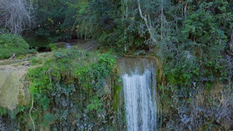 Kaskadierende-Frische-Wasserfälle-In-Salto-Alto,-Dominikanische-Republik---Luftaufnahme