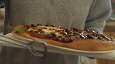 Eine-Kombinationspizza-Rauchend-Heiß-Aus-Dem-Ofen-Nehmen-Und-Servierfertig-Machen