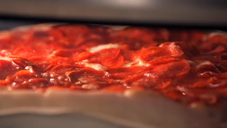 Nahaufnahme-Einer-Peperoni-Pizza,-Die-Im-Ofen-Gebacken-Wird,-Wobei-Der-Käse-In-Der-Hitze-Schmilzt-Und-Blubbert